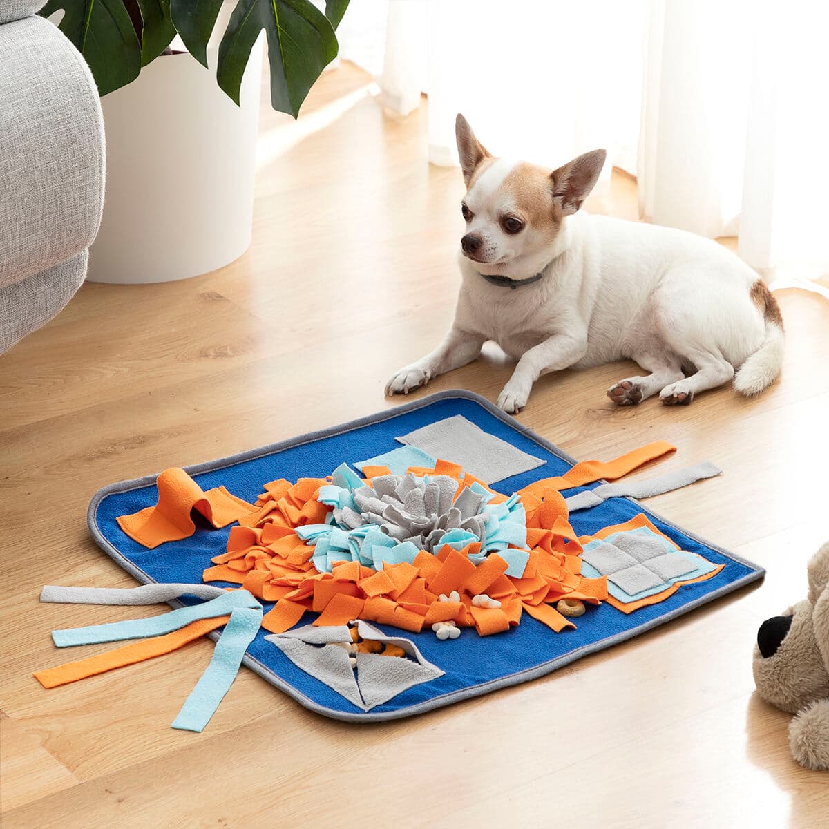 Sniffing mat for dogs and cats