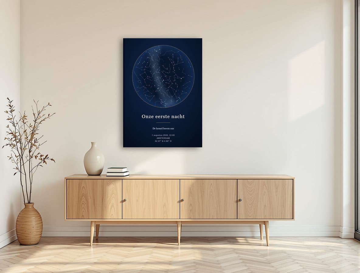 Sterrenhemel op canvas boven een dressoir in de woonkamer